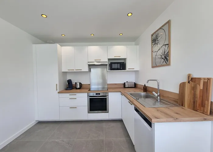 Maison Familiale - 10Pers - 3 Etoiles - Lumineuse Et Cosy - Draps Et Serviettes Inclus - Parking - La Torche 9 Min